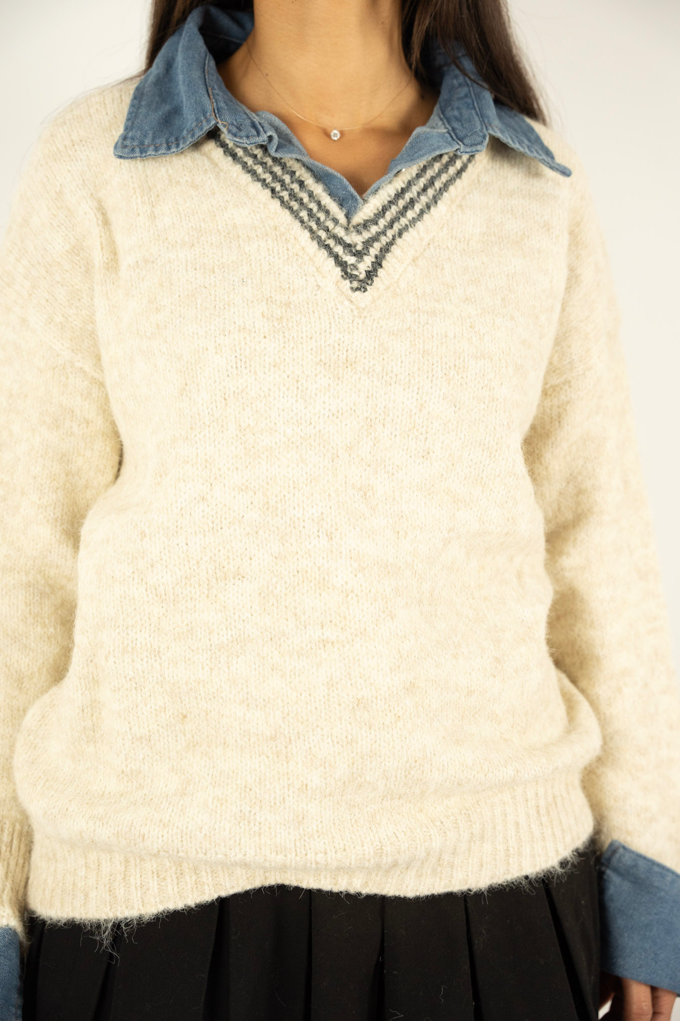 Pull col V crème – Détails jean